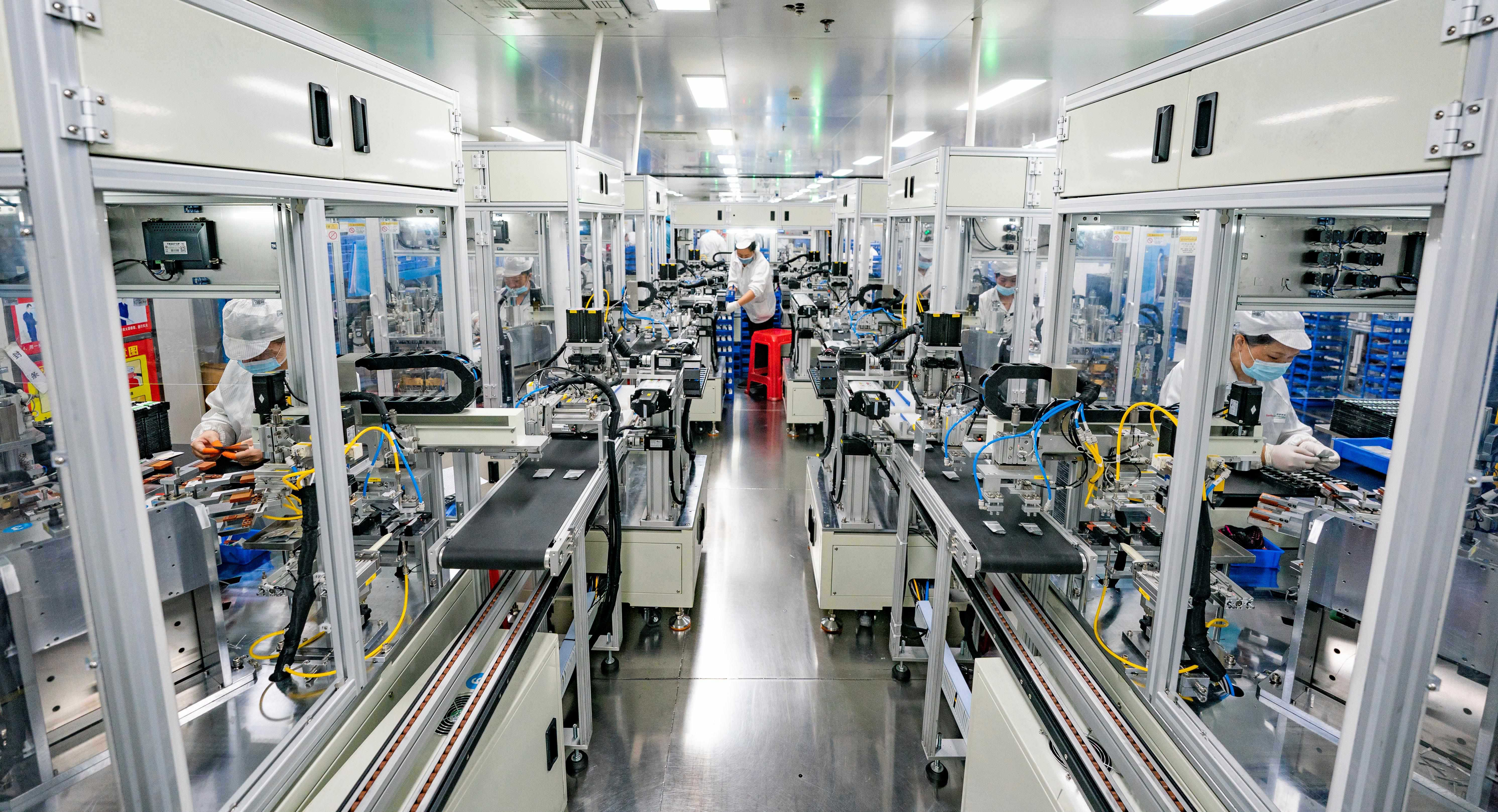 2023年5月17日，江西新余一家電子公司生產(chǎn)車間內(nèi)，技術(shù)工人在鋰電池生產(chǎn)線忙于趕制訂單產(chǎn)品。