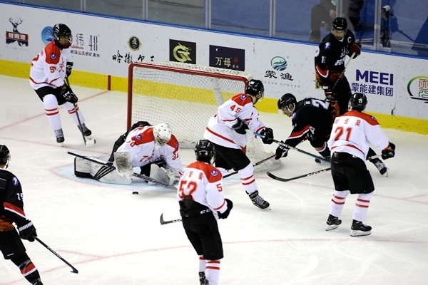 門前混戰(zhàn)。人民網(wǎng)記者 胡雪蓉攝