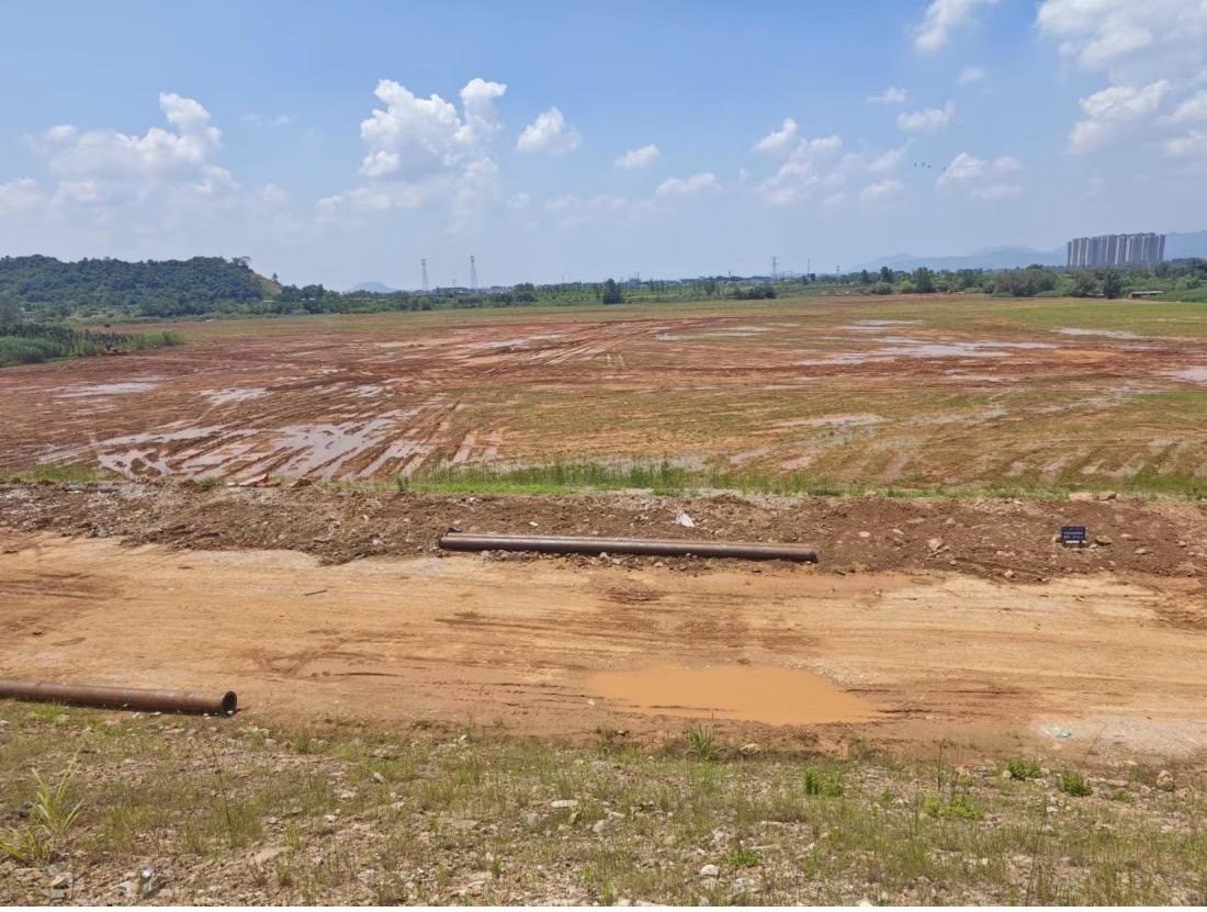 污染控制工程區(qū)域土地已被平整。 人民網(wǎng)記者 黃鈺攝