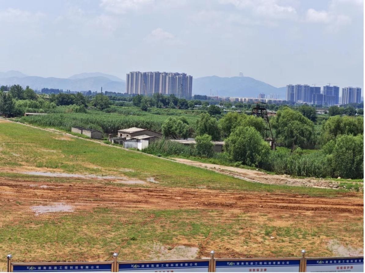 完全淹沒區(qū)（左）和部分淹沒區(qū)（右）分界。 人民網(wǎng)記者 黃鈺攝