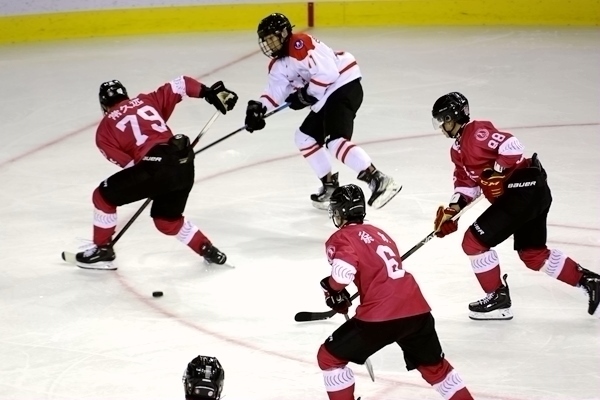 重慶隊(duì)球員常久遠(yuǎn)(左)與陜西隊(duì)球員呂知宜拼搶。人民網(wǎng)記者 胡雪蓉?cái)z