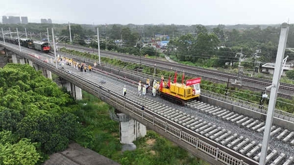 防東鐵路鋪軌現(xiàn)場航拍。