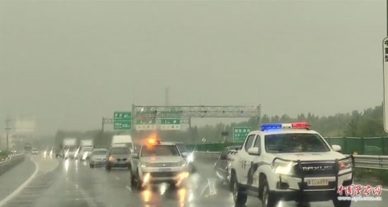 8月2日，京港澳高速，高速交警涿州大隊警車帶道引導(dǎo)救援物資車隊進入涿州災(zāi)區(qū)。