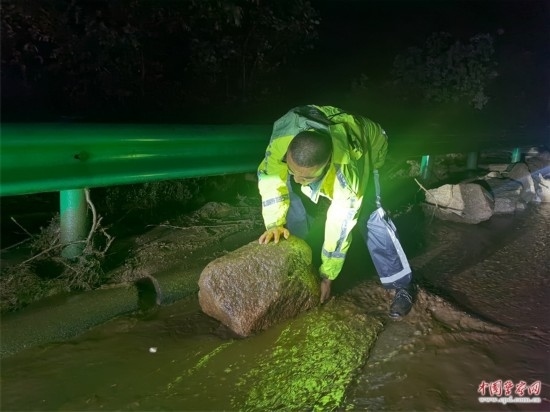 7月31日，張涿高速，高速交警涿鹿大隊民警清理山體滑坡路面落石。