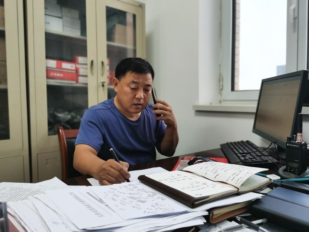 曾田榮正在辦公室內(nèi)工作。新華社記者 孫凡越 攝
