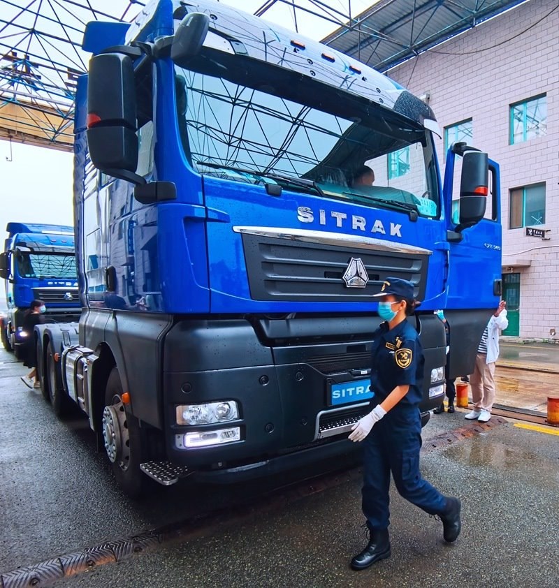 關(guān)員正在對(duì)出口車(chē)輛進(jìn)行登臨檢查。人民網(wǎng)記者 栗翹楚攝