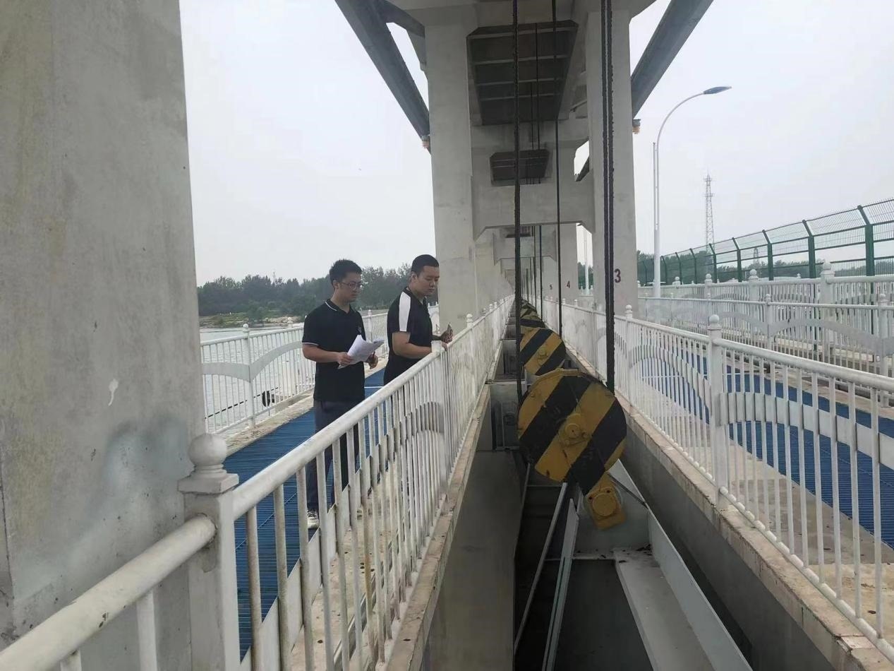 海委海河下游管理局獨(dú)流減河進(jìn)洪閘管理處工作人員檢查水閘閘門啟閉機(jī)。受訪者供圖