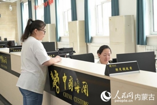 代理報(bào)關(guān)企業(yè)正在滿洲里車站海關(guān)綜合服務(wù)大廳辦理業(yè)務(wù)。人民網(wǎng) 寇雅楠攝