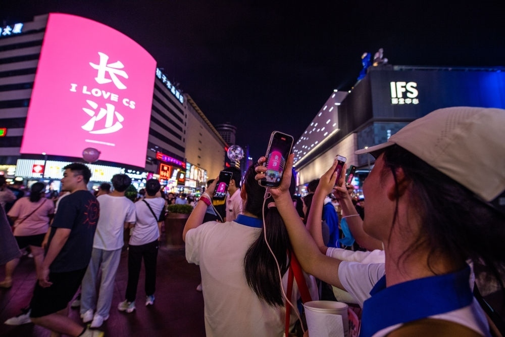  游客在長沙市天心區(qū)黃興路步行街打卡、拍照（6月7日攝）。新華社記者 陳思汗 攝