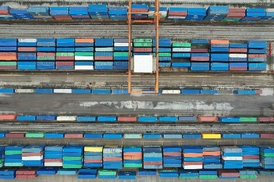 在廣州東部公鐵聯(lián)運樞紐（增城西站），工作人員在進行集裝箱轉運工作。廣州交通投資集團有限公司供圖