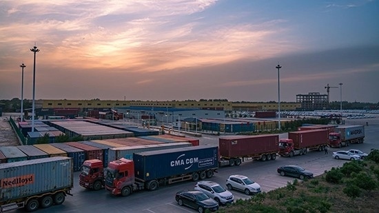 石家莊國(guó)際陸港內(nèi)整裝待發(fā)的集裝箱。 石家莊國(guó)際陸港供圖