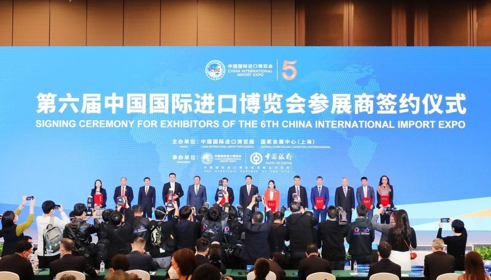 2022年11月6日，2022年中國(guó)國(guó)際進(jìn)口博覽會(huì)參展商聯(lián)盟大會(huì)在上海舉行。這是在大會(huì)期間進(jìn)行的第六屆進(jìn)博會(huì)參展商簽約儀式。新華社記者 方喆 攝