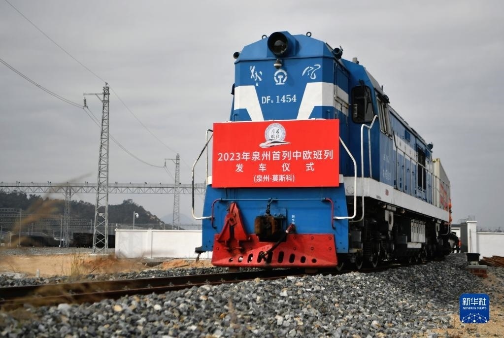 2月3日，中歐班列駛出興泉鐵路黃塘站。當(dāng)日，滿載著55個(gè)集裝箱的中歐班列，從位于福建泉州惠安縣的興泉鐵路黃塘站駛出。這是泉州今年開出的首趟中歐班列，也是興泉鐵路開通后的首趟泉州中歐班列。據(jù)了解，此次班列裝載產(chǎn)品主要來自泉州進(jìn)出口企業(yè)，貨重601.4噸，貨值約262.5萬美元。新華社記者 魏培全 攝