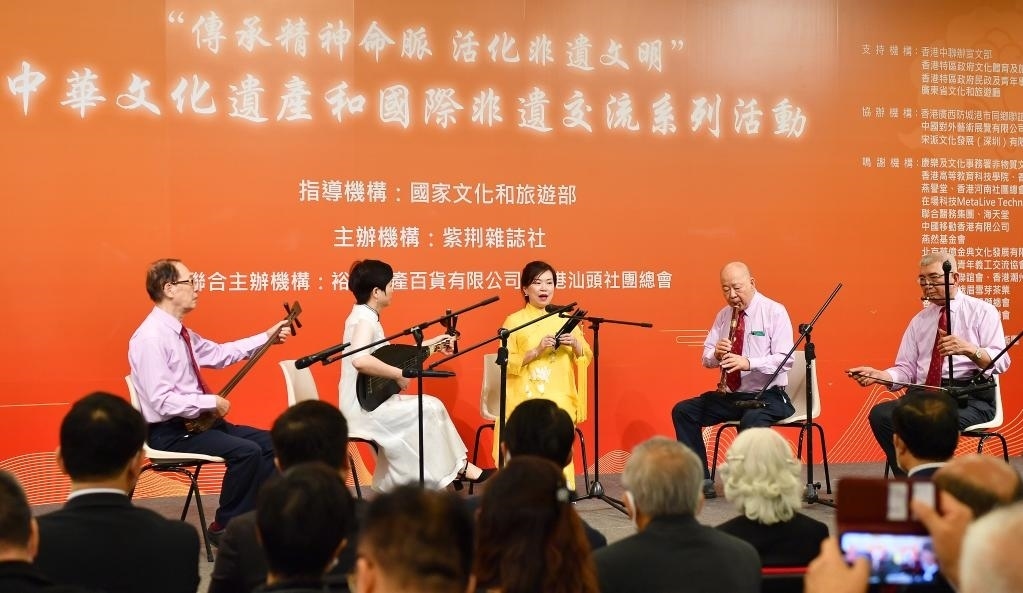 2022年11月23日，演員在“傳承精神命脈 活化非遺文明”中華文化遺產(chǎn)和國際非遺交流系列活動(dòng)開幕式上表演非遺項(xiàng)目南音《滿空飛》。新華社記者 陳鐸 攝