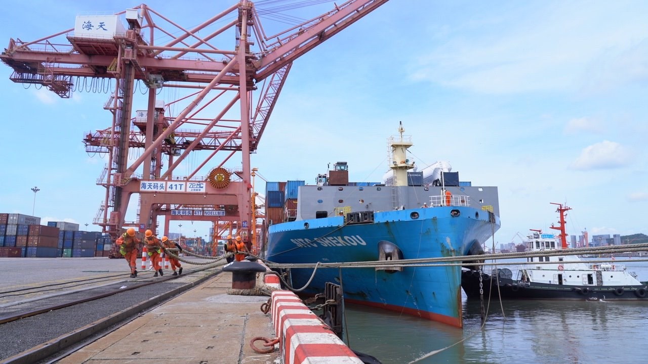 7月22日上午，“絲路海運(yùn)”電商快線“海豐蛇口”輪停靠廈門海天碼頭12號(hào)泊位裝卸集裝箱貨物。人民網(wǎng)記者 蘭志飛攝