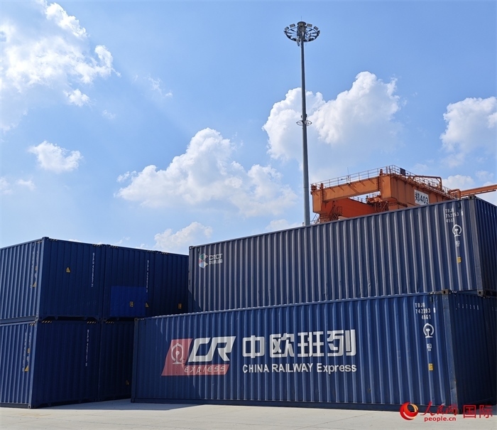 8月3日，中歐班列（中豫號(hào)）集裝箱在鄭州車站海關(guān)等候查驗(yàn)。人民網(wǎng) 崔譯戈攝