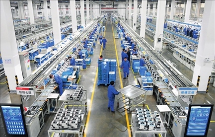 在位于浙江省臺(tái)州市的杰克科技股份有限公司，工作人員在裝配車間裝配縫紉機(jī)（2023年3月23日攝）。翁忻旸攝/本刊