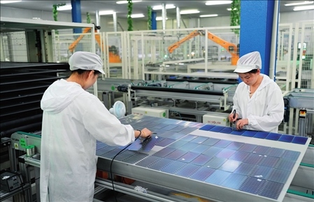 在浙江省臺(tái)州市黃巖區(qū)省級(jí)專精特新“小巨人”企業(yè)浙江公元新能源科技股份有限公司，工作人員生產(chǎn)太陽能電池組（2023年8月9日攝）。翁忻旸攝/本刊