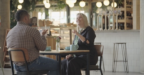 凱茜·瑪格與手語(yǔ)教學(xué)者交流。帕特里克·謝德-西蒙茲攝