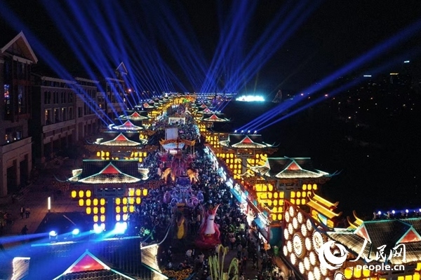 廣西南寧市良慶區(qū)的“南寧之夜”街區(qū)燈火璀璨。人民網(wǎng) 王勇攝