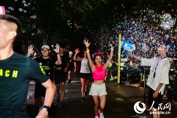 運(yùn)動(dòng)愛(ài)好者參加上海外灘楓徑NIKE熒光跑。圖片由BFC外灘金融中心提供