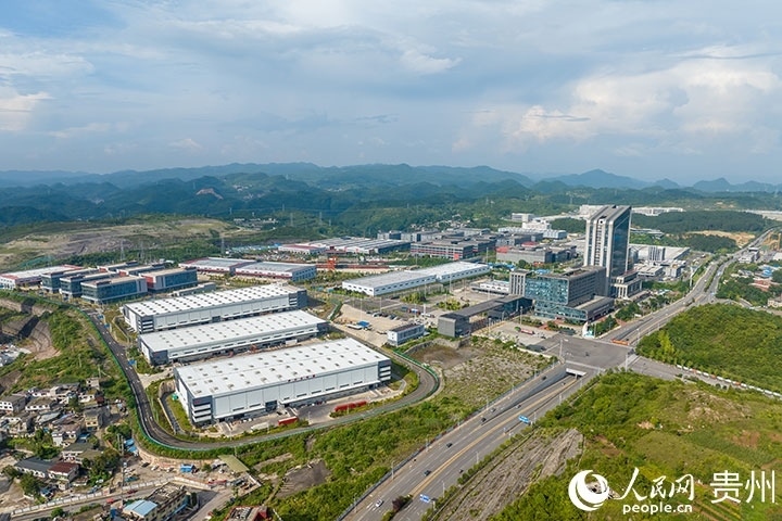 航拍貴陽(yáng)綜保區(qū)。人民網(wǎng)記者 涂敏攝