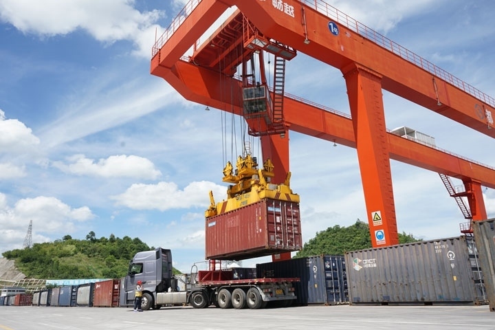 在貴陽(yáng)國(guó)際陸港，正在作業(yè)的龍門吊。貴陽(yáng)綜保區(qū)供圖