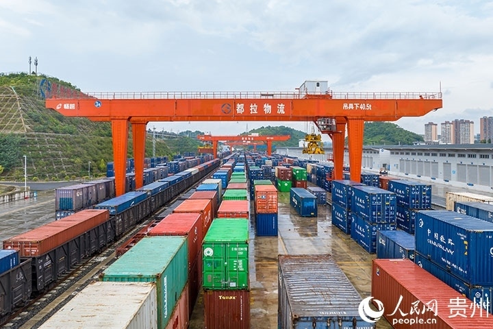 裝滿貨物的集裝箱整齊排列在貴陽(yáng)國(guó)際陸港。人民網(wǎng)記者 涂敏攝