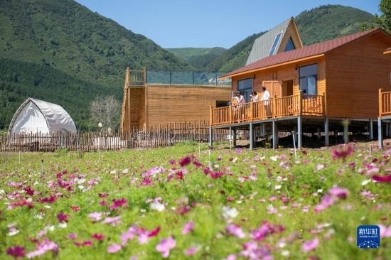 8月12日，游客在寧夏固原市涇源縣大灣鄉(xiāng)楊嶺村的民宿聊天。新華社記者 李旭倫 攝