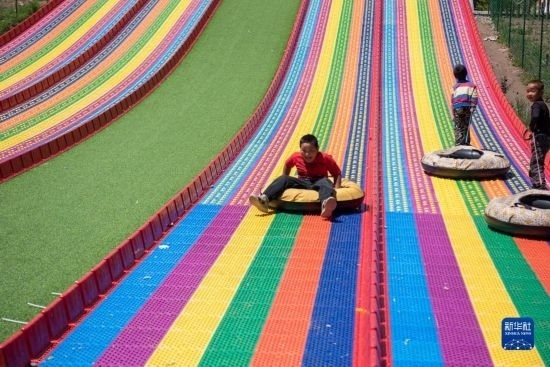 8月12日，小朋友在寧夏固原市涇源縣大灣鄉(xiāng)楊嶺村玩耍。新華社記者 李旭倫 攝