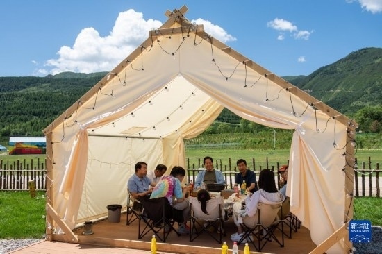 8月12日，游客在寧夏固原市涇源縣大灣鄉(xiāng)楊嶺村品嘗當(dāng)?shù)孛朗?。新華社記者 李旭倫 攝