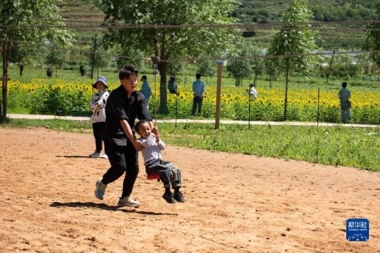 8月12日，游客在寧夏固原市涇源縣大灣鄉(xiāng)楊嶺村玩耍。新華社記者 李旭倫 攝