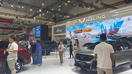 印尼消費(fèi)者參觀上汽五菱的展臺。趙世祺 攝