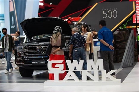 印尼消費(fèi)者參觀長城汽車的展臺。趙猛 攝