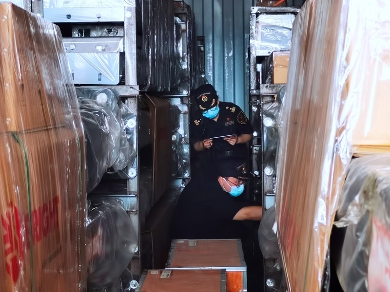 關(guān)員利用工業(yè)內(nèi)窺鏡在集裝箱內(nèi)進(jìn)行查驗(yàn)。人民網(wǎng)記者 栗翹楚攝