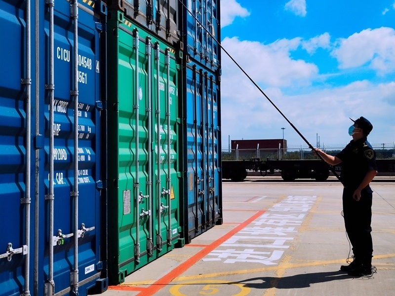 關(guān)員利用工業(yè)內(nèi)窺鏡檢查箱號(hào)、鎖號(hào)、封志情況。人民網(wǎng)記者 栗翹楚攝