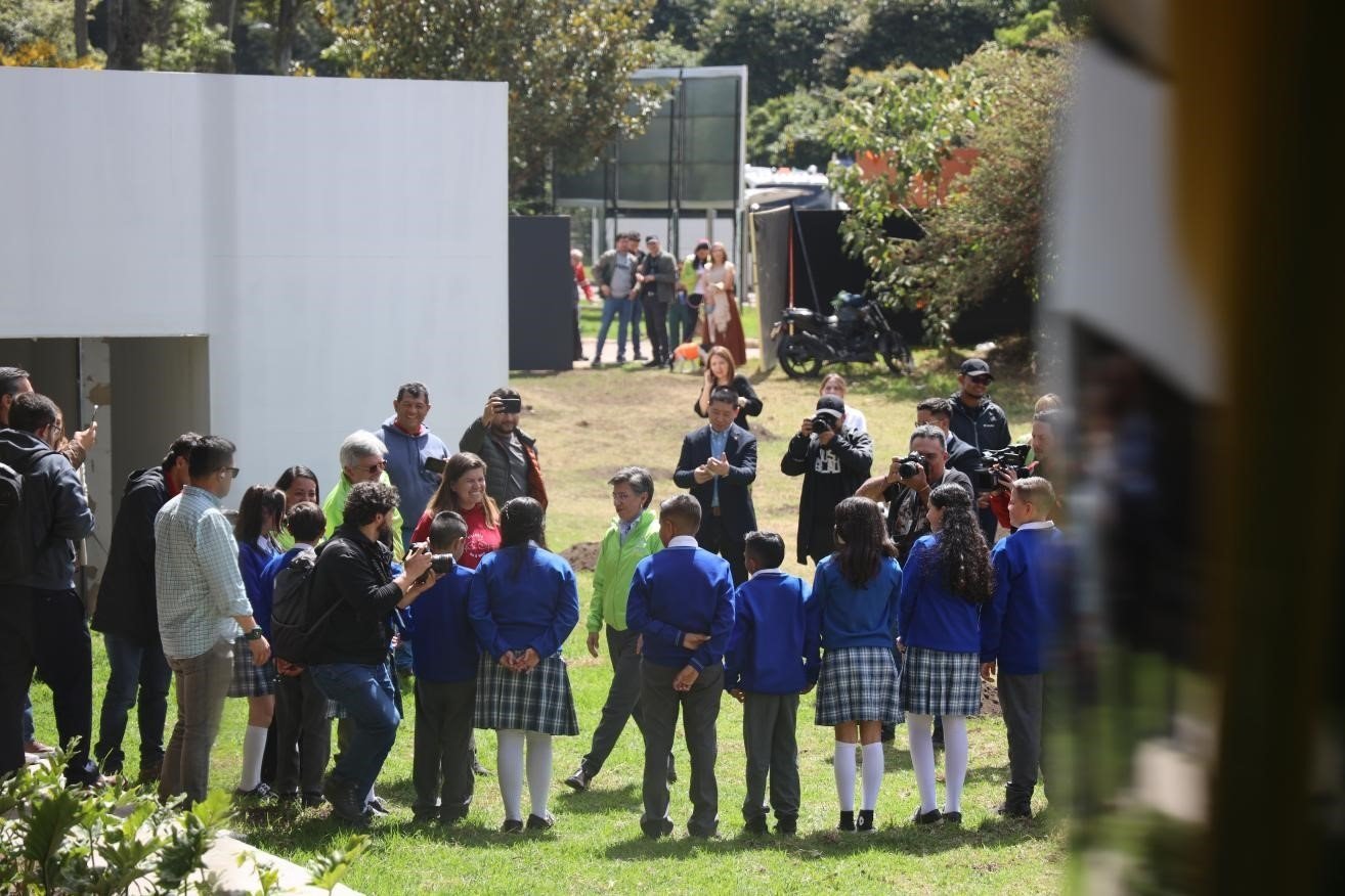 波哥大市長克勞迪婭·洛佩茲與參加活動的學生代表交流。中國港灣波哥大地鐵一號線項目供圖