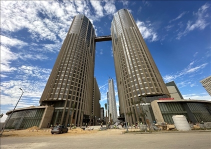 埃及新行政首都CBD項(xiàng)目P4標(biāo)段高層辦公樓。 嚴(yán)川吉雨攝