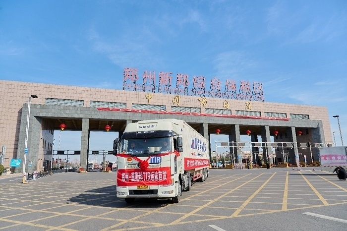 2023年2月20日，鄭州—莫斯科TIR運輸首發(fā)車輛駛出鄭州新鄭綜合保稅區(qū)。新鄭海關供圖
