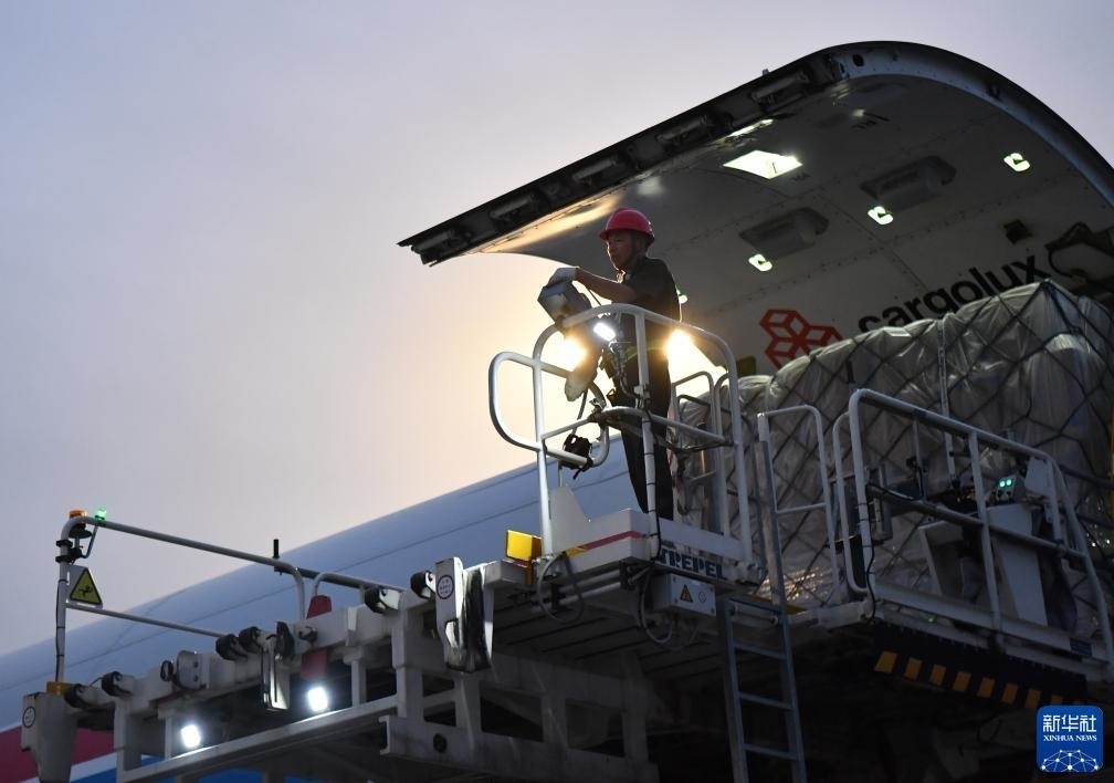 8月1日，工作人員在中國(guó)鄭州新鄭國(guó)際機(jī)場(chǎng)為一架盧森堡貨航貨機(jī)裝貨。新華社記者 李嘉南 攝