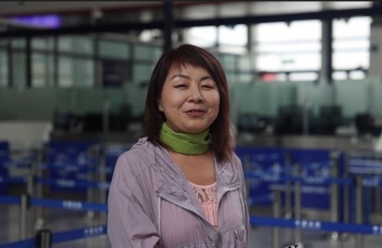 7月22日，曾經(jīng)在老撾瑯勃拉邦工作過3年的加拿大華僑孫月玲乘坐中老鐵路國際旅客列車從中國出境。衛(wèi)海林 攝