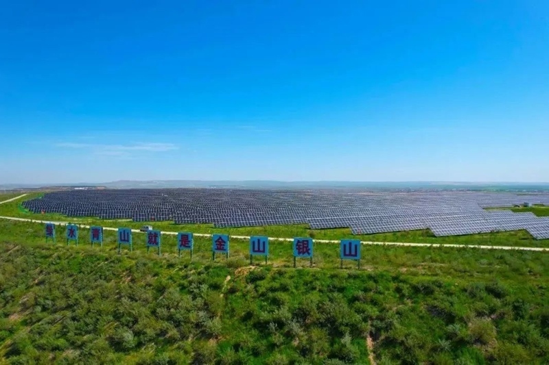 勝利能源露天礦排土場(chǎng)15.3萬(wàn)千瓦光伏電站并網(wǎng)發(fā)電。受訪者供圖