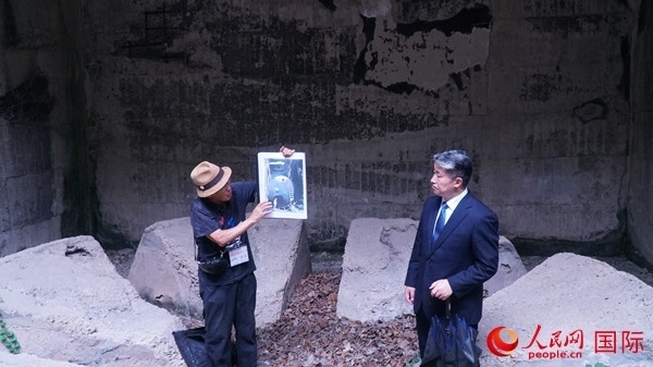 毒氣島歷史研究所事務(wù)局長山內(nèi)正之在毒氣儲存遺址為大家介紹日軍發(fā)動(dòng)毒氣戰(zhàn)的罪證。人民網(wǎng) 蔣曉辰攝