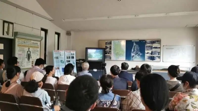 觀看日軍發(fā)動(dòng)毒氣戰(zhàn)的影像資料。中國駐大阪總領(lǐng)事館供圖