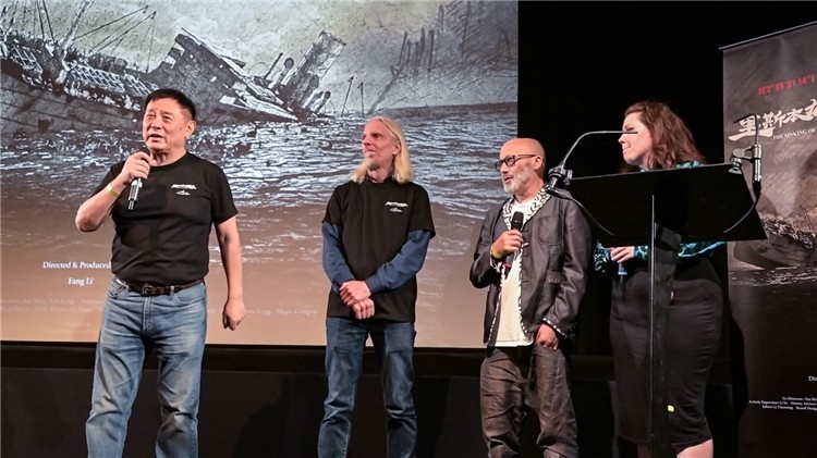 導(dǎo)演方勵(lì)以及團(tuán)隊(duì)成員分享體會(huì)。郭錦標(biāo)攝