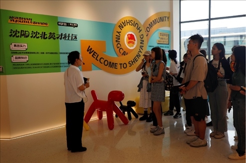 記者團(tuán)在輝山英才社區(qū)采訪。北京外國(guó)語(yǔ)大學(xué) 許青攝