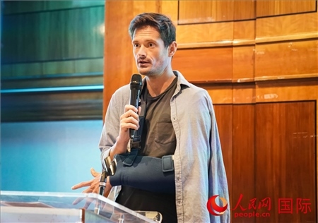 萊昂·麥卡倫分享張家界故事。人民網(wǎng) 郭錦標(biāo)攝