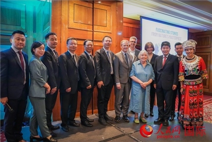 張家界文化旅游推介會(huì)部分嘉賓合影。人民網(wǎng) 郭錦標(biāo)攝