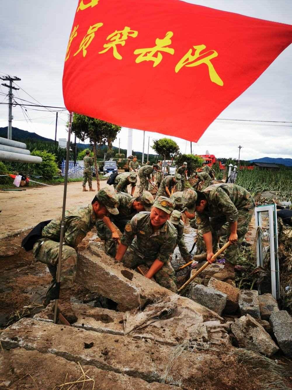 8月7日，陸軍第78集團(tuán)軍某旅組織黨員突擊隊(duì)在吉林舒蘭市七里鄉(xiāng)清理路障。新華社發(fā)（劉洋 攝）