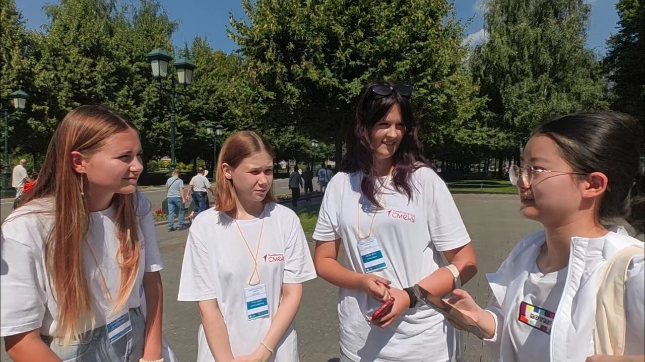 調(diào)研團(tuán)在街頭采訪。北京外國(guó)語(yǔ)大學(xué)供圖